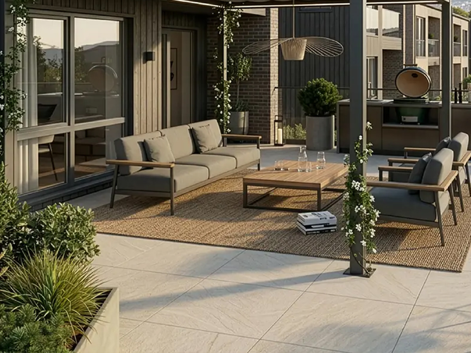 Außenansicht einer gefliester Terrasse im Sommer