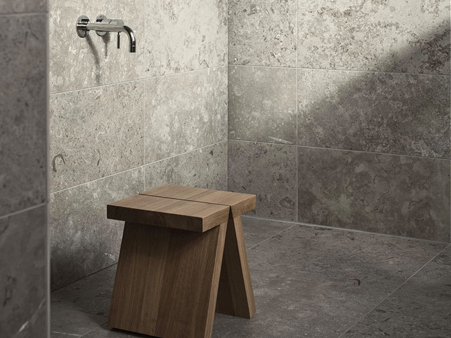 Grau geflieste Dusche mit Holzhocker